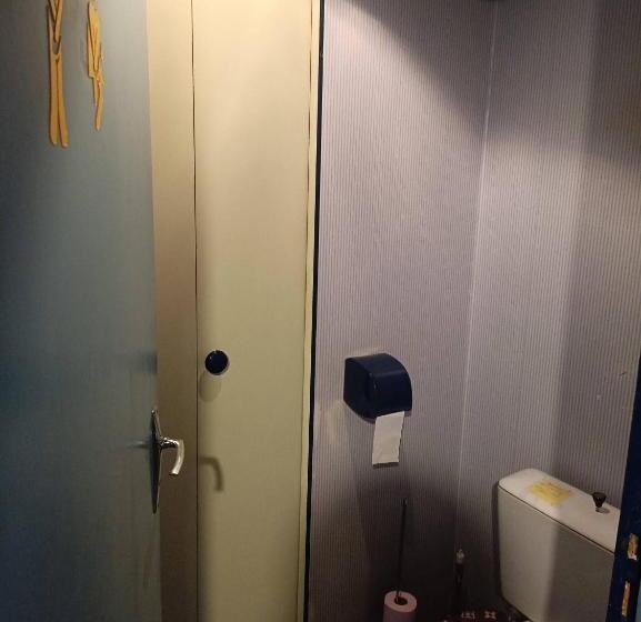 펜션 Room In Bb   Lit 2 Personnes Avec Un Grand Bureau