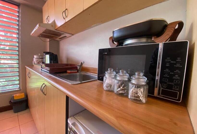 تختخواب و صبحانه Island Travelers Accommodation