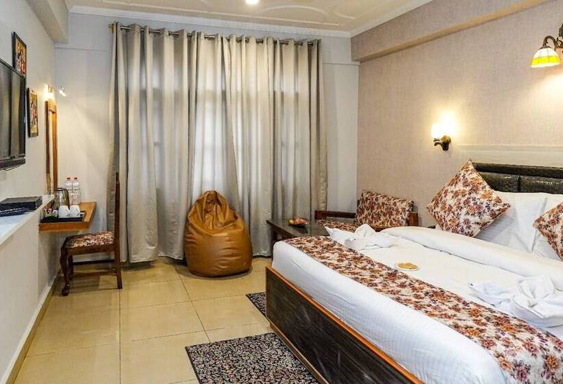 Click Sunburry Hotel Srinagar