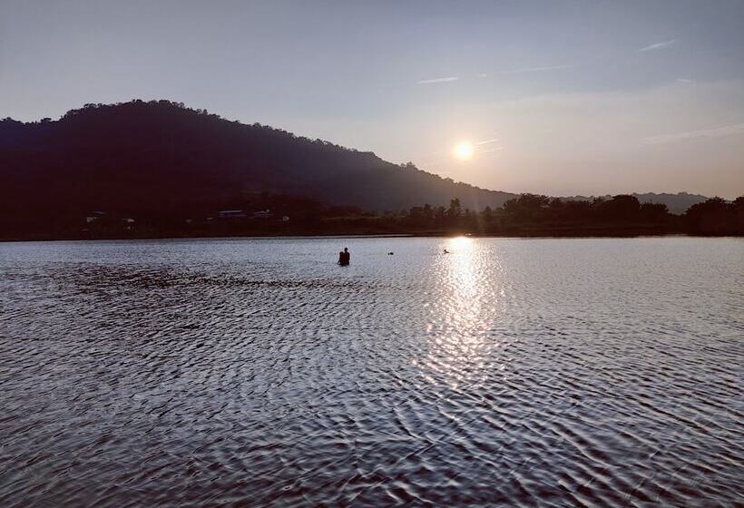 פונדק Tents N' Trails