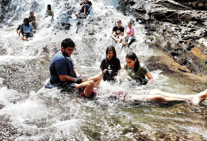 פונדק Tents N' Trails