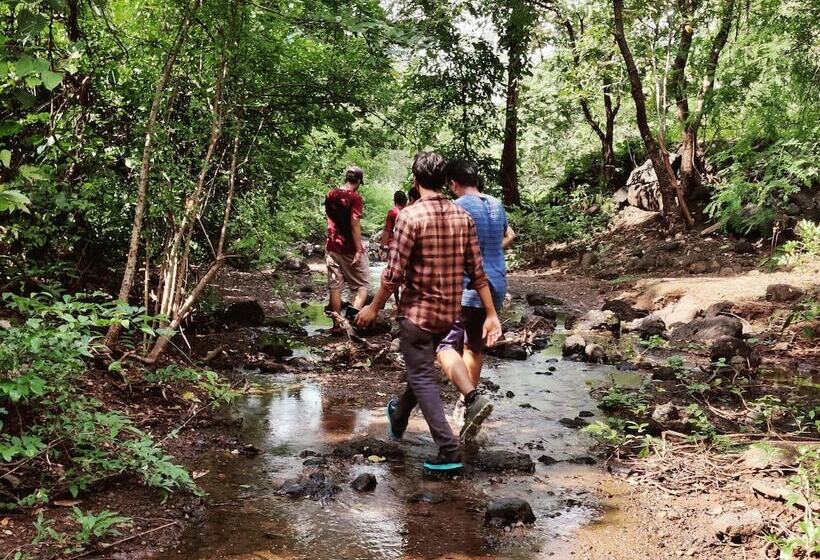 פונדק Tents N' Trails