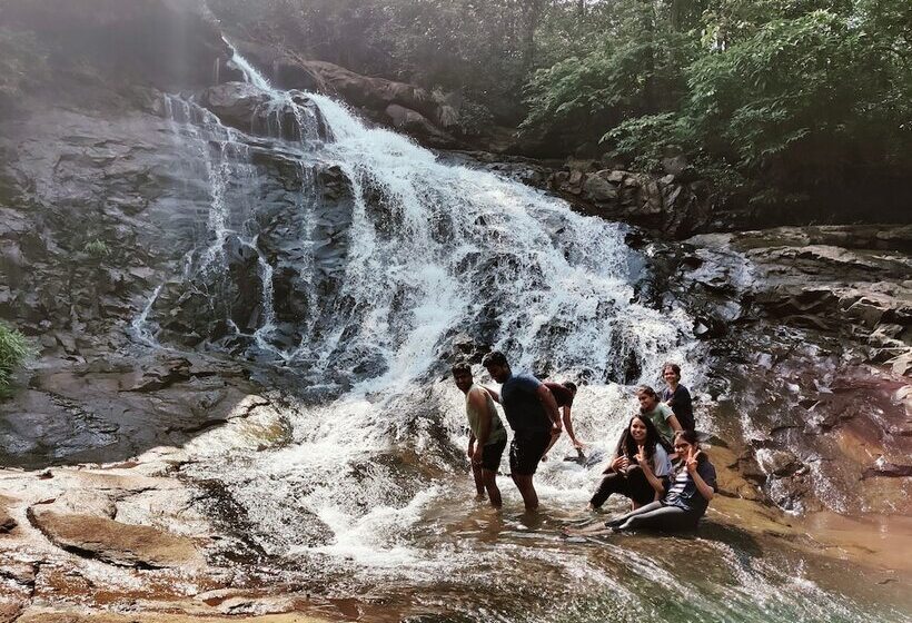 פונדק Tents N' Trails