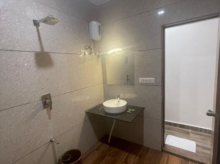 Отель Gir Night Resort By Royal Collection