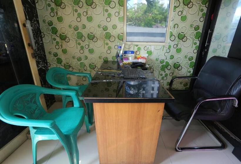 هتل Collection O 93142 Lion Rooms