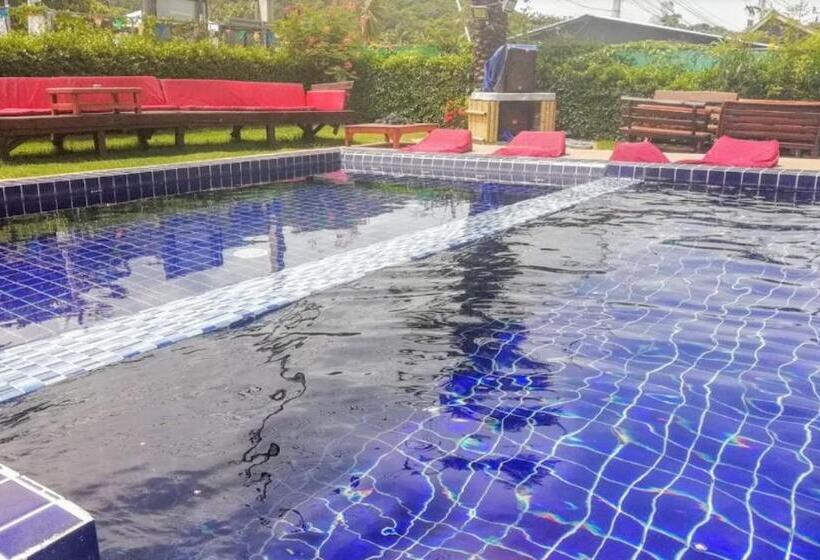 בית מלון כפרי Wet! A Pool Party Hostel By Wild & Wandering