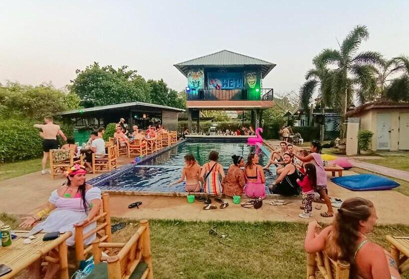 בית מלון כפרי Wet! A Pool Party Hostel By Wild & Wandering