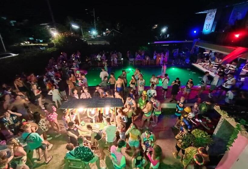 בית מלון כפרי Wet! A Pool Party Hostel By Wild & Wandering