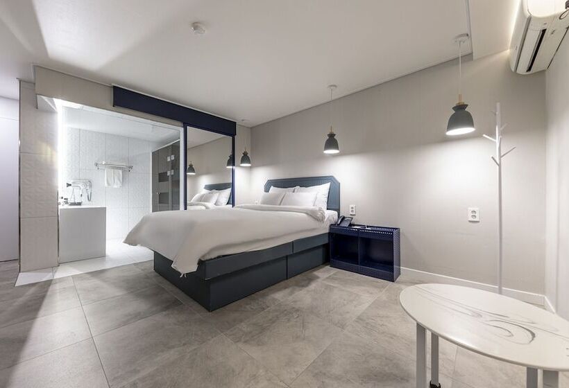 מוטל Gwangju Shinandong Ekklim