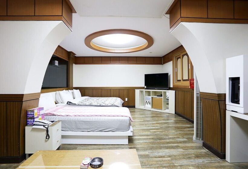 מוטל Wonju New Rivera