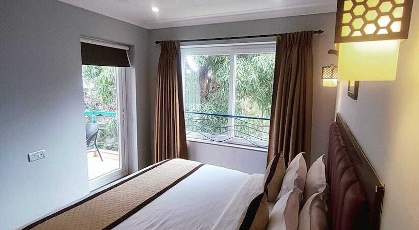 هتل Candolim Suites