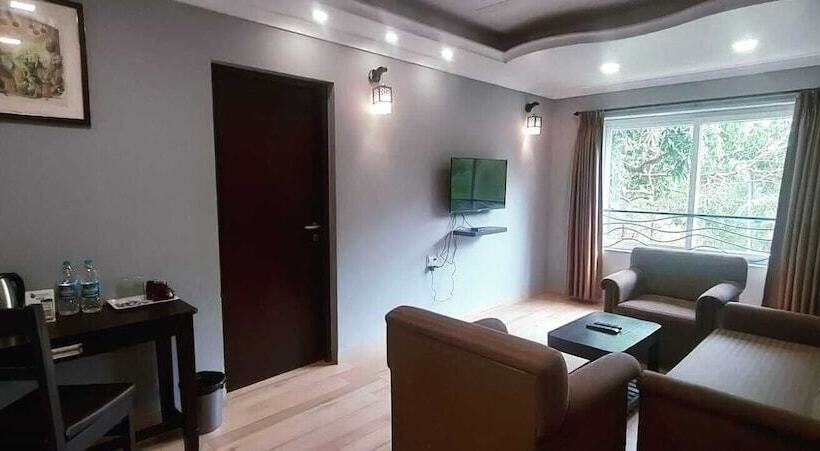 هتل Candolim Suites