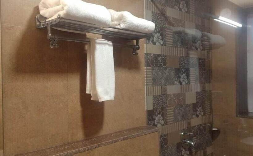 هتل Candolim Suites