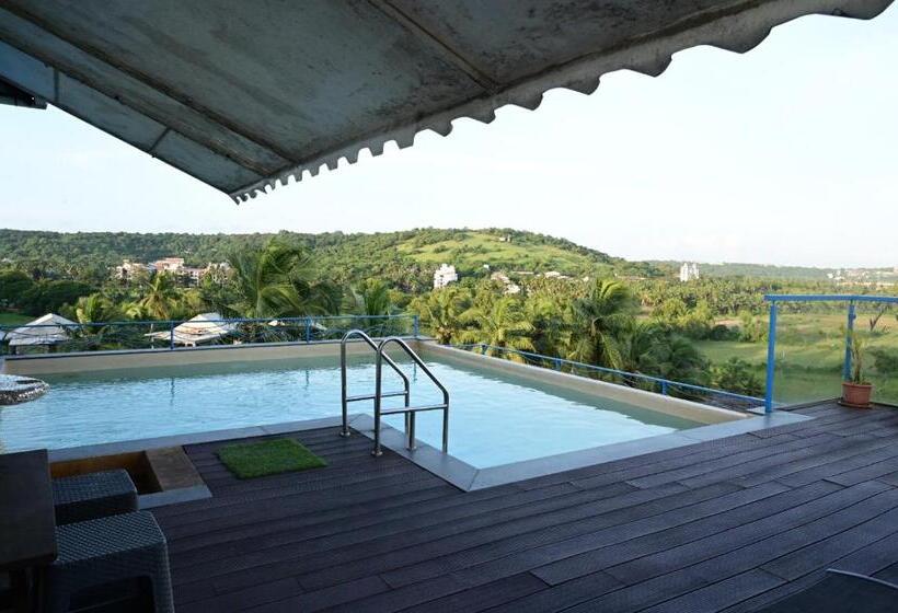 هتل Candolim Suites