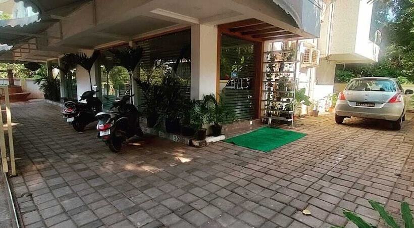 هتل Candolim Suites