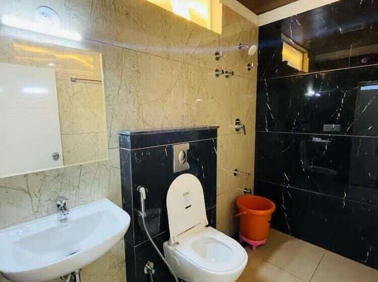 Отель Iroomz S Silver Suites