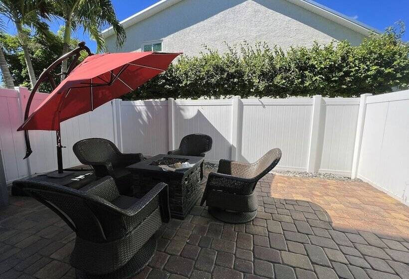 8023 Magnolia Ave
