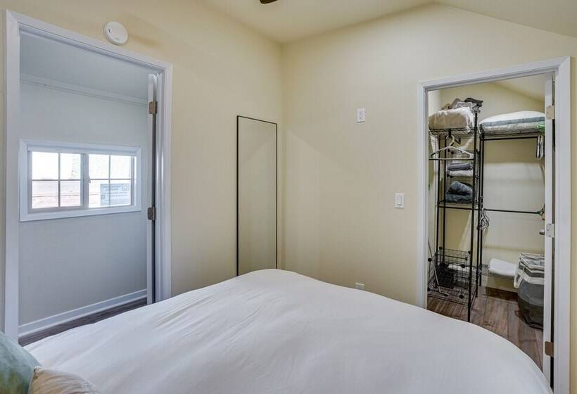 Avalon Cottage < Half Mi To Beaches & Crescent Ave