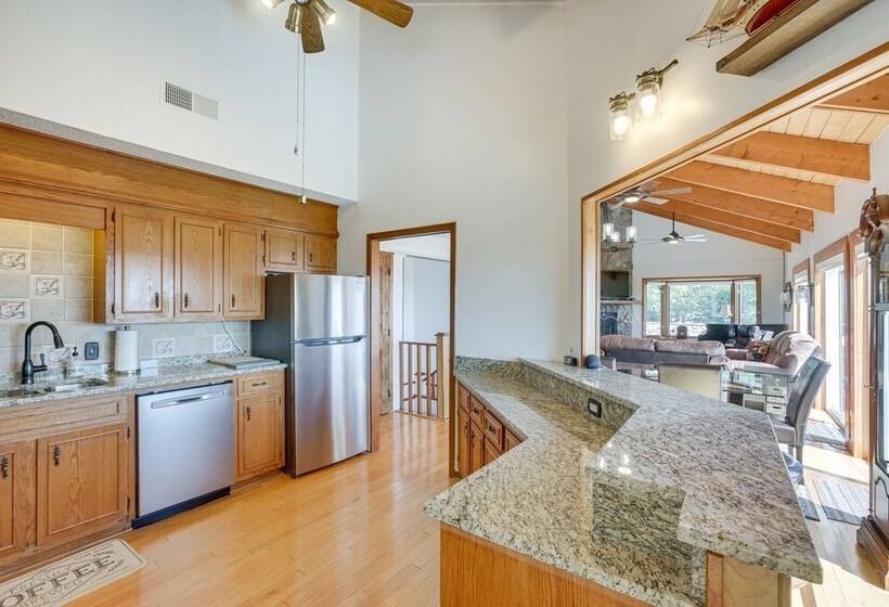 Blowing Rock Home W/ Hot Tub & Mountain View Deck!