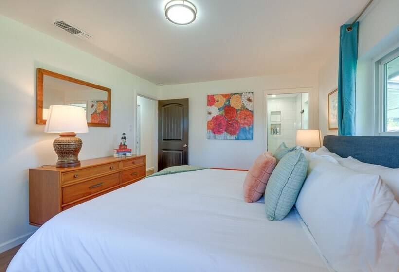 Chic Johnson City Home W/ Yard & Fire Pit!