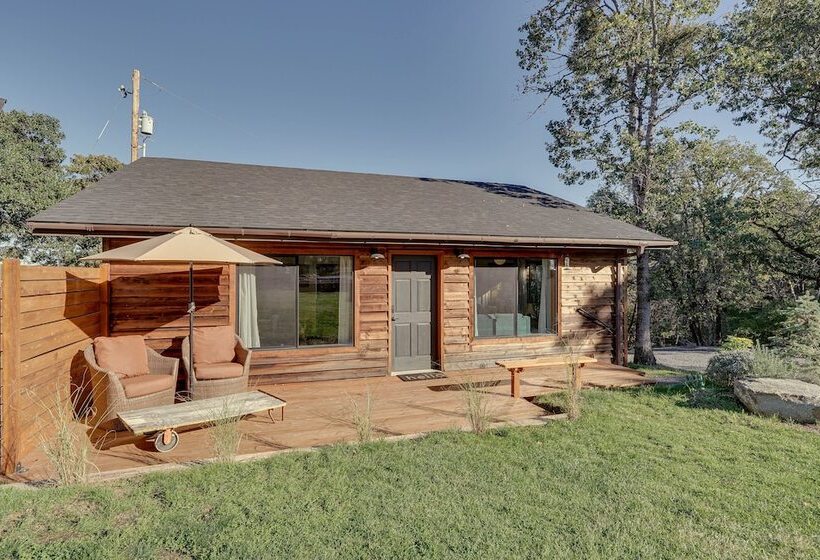 Cozy Central Point Bungalow On Working Winery!