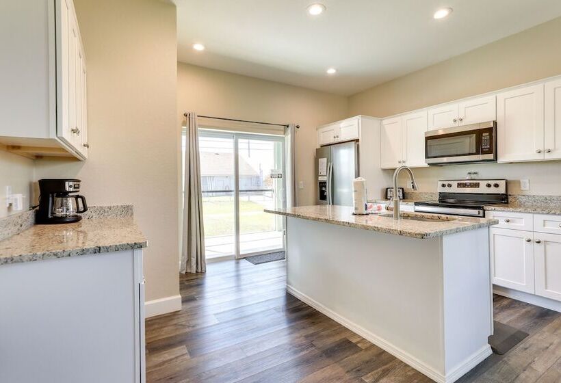 Englewood Home W/ Screened Porch ~ 6 Mi To Beach!