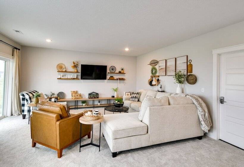 Family Friendly Home: 17 Mi To Des Moines!