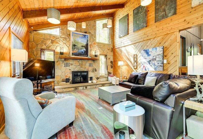 Gorgeous Bushkills Lodge W/ Pool Access!