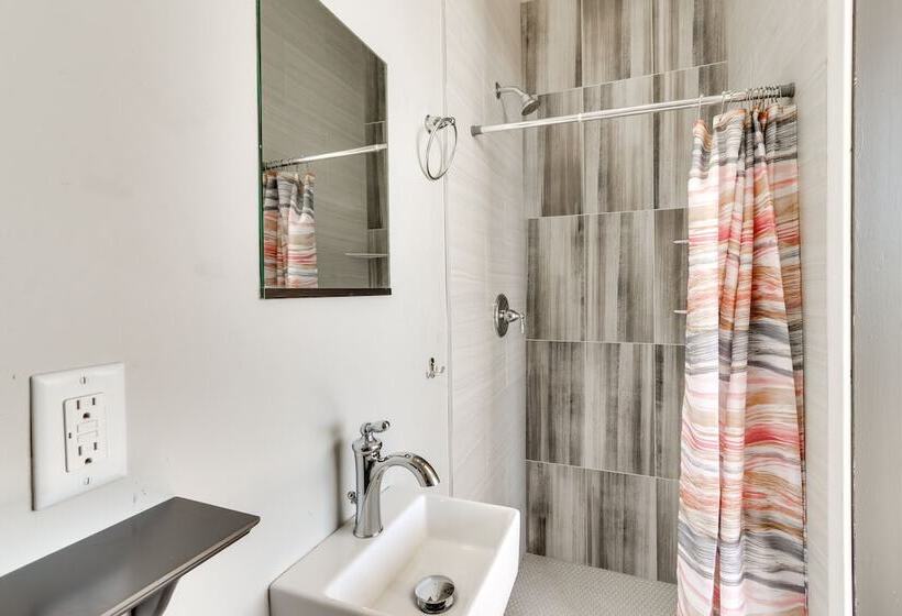 Luxurious Desert Oasis: Fireplace & Private Pool!