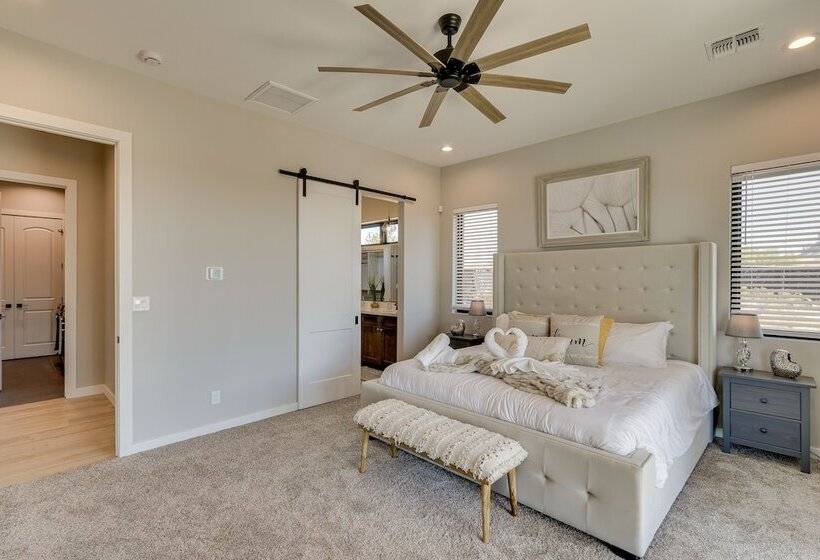 Luxurious Desert Oasis: Fireplace & Private Pool!