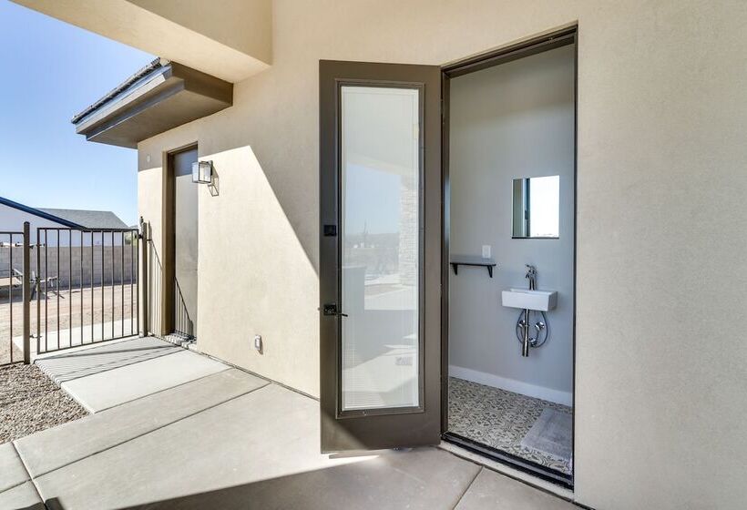 Luxurious Desert Oasis: Fireplace & Private Pool!