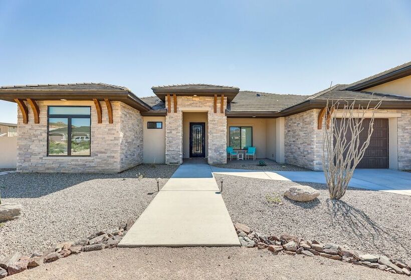 Luxurious Desert Oasis: Fireplace & Private Pool!