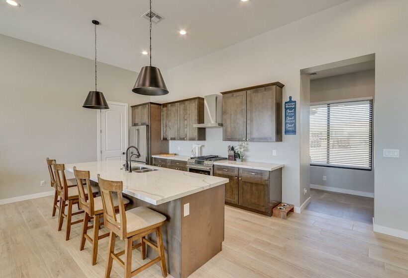 Luxurious Desert Oasis: Fireplace & Private Pool!