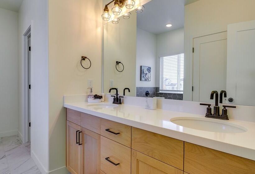Modern Farmhouse In Herriman W/ Mountain Views!