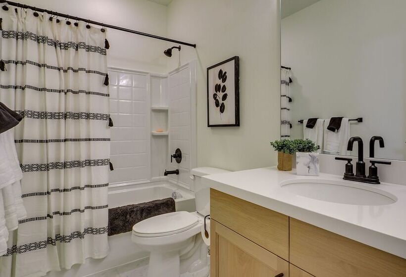 Modern Farmhouse In Herriman W/ Mountain Views!