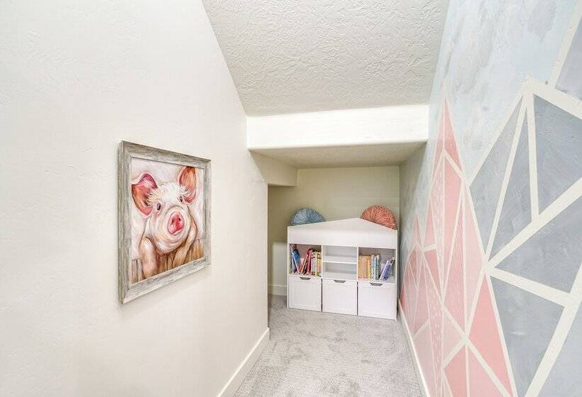 Modern Farmhouse In Herriman W/ Mountain Views!