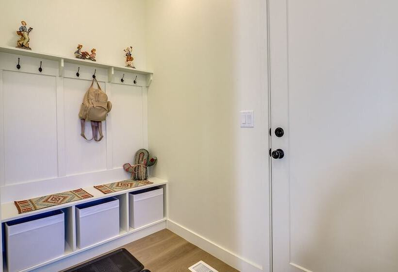 Modern Farmhouse In Herriman W/ Mountain Views!