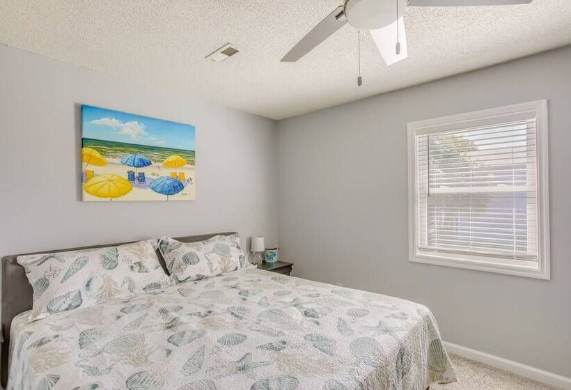 Oak Island Home W/ Screened Porch ~ 1 Mi To Beach!