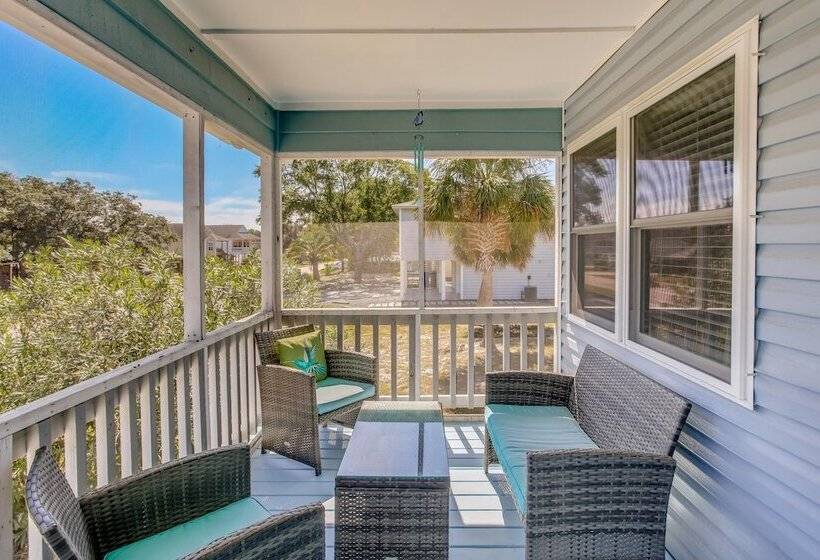 Oak Island Home W/ Screened Porch ~ 1 Mi To Beach!