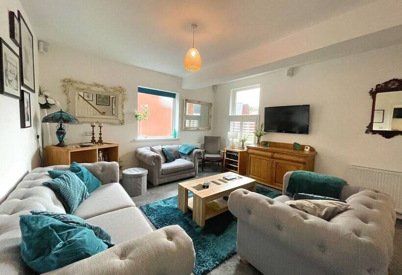 פנסיון Lovely Comfortable 3br Property