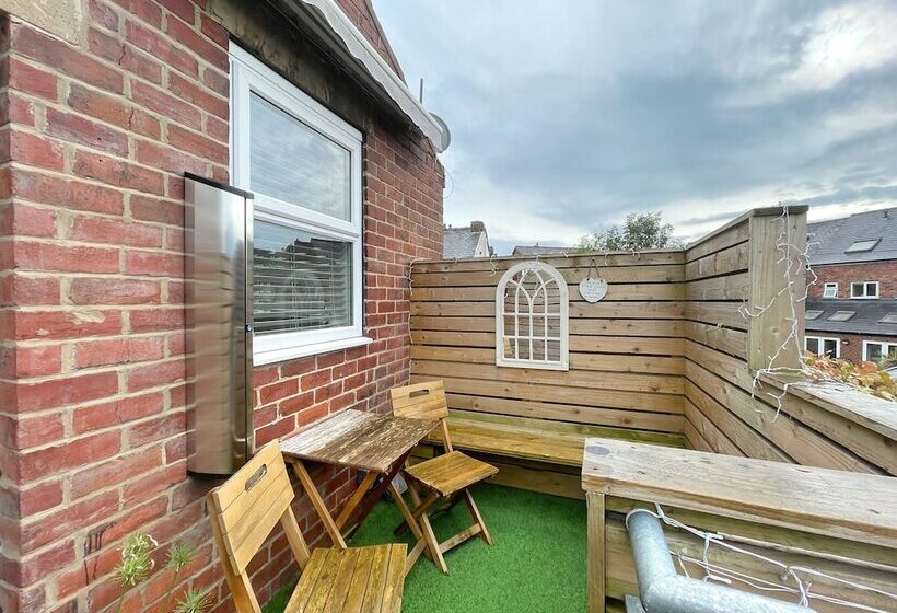 פנסיון Lovely Comfortable 3br Property