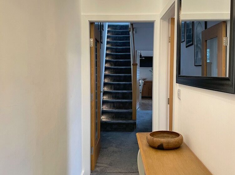 פנסיון Lovely Comfortable 3br Property