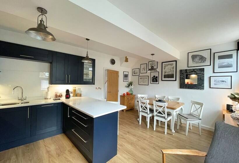 פנסיון Lovely Comfortable 3br Property