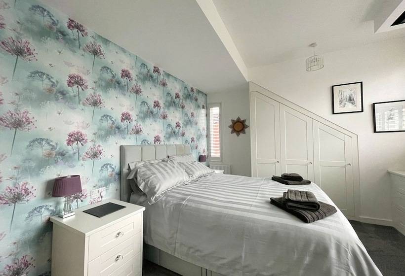 פנסיון Lovely Comfortable 3br Property