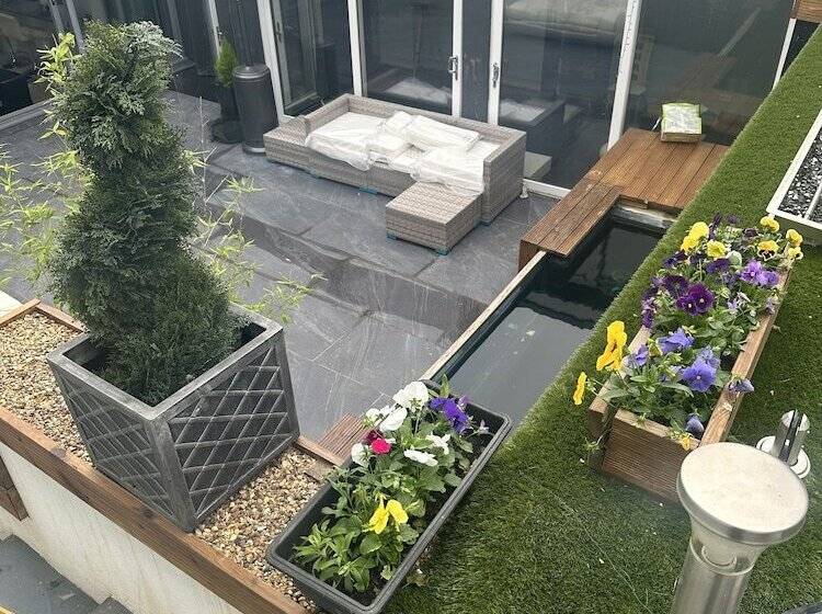 Резиденция Captivating 4 Bed House In West Wickham