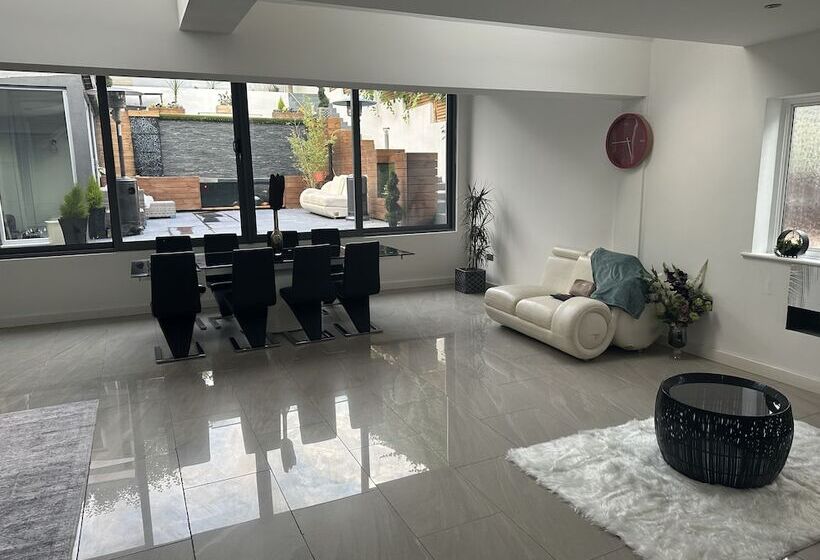 Резиденция Captivating 4 Bed House In West Wickham