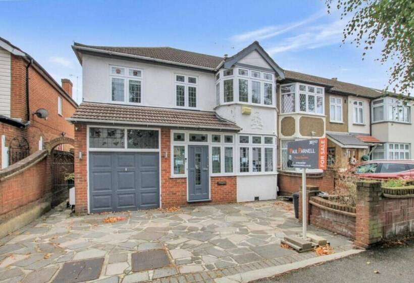 Резиденция Stunning 4 Bed House In Gidea Park