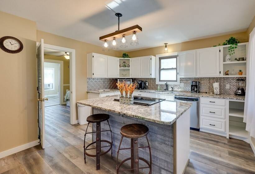 Riverfront Arkansas Abode   Furnished Deck & Grill