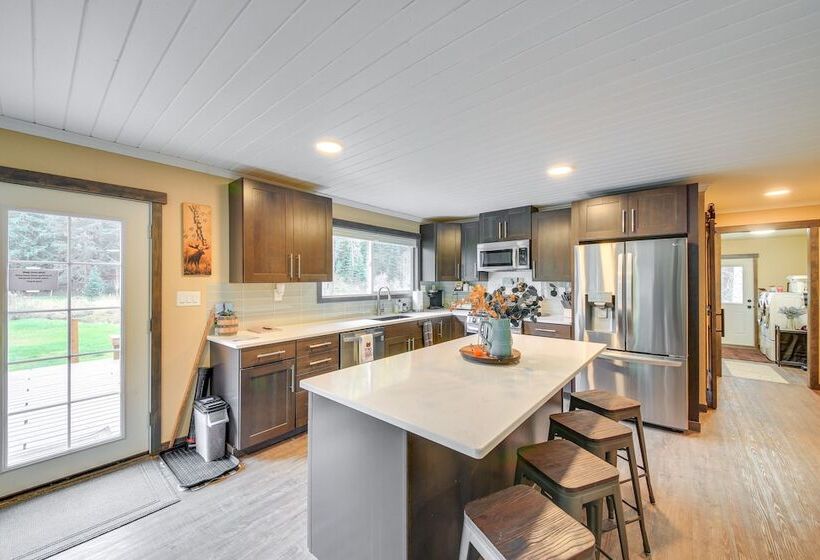 Scenic Priest Lake Vacation Rental: Deck + Views!
