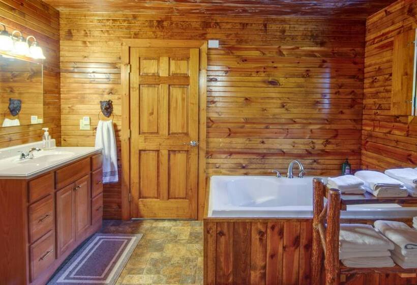 Secluded Cabin W/ On Site Creek + Trails!